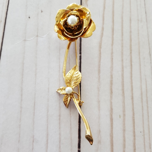 Large Mid Century Modern Gold and Pearl Rose Brooch/Lapel Pin - Picture 10 of 10